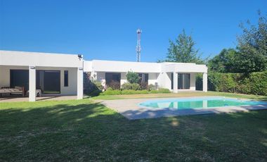 Casa mediterranea en venta loteo cerrado de 6 dorm, Machalí