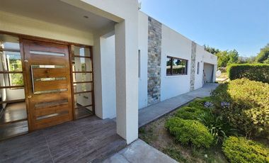 Casa mediterranea en venta loteo cerrado de 6 dorm, Machalí