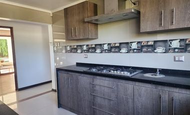 Casa mediterranea en venta loteo cerrado de 6 dorm, Machalí