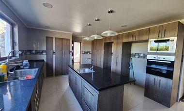 Casa mediterranea en venta loteo cerrado de 6 dorm, Machalí