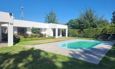 Casa mediterranea en venta loteo cerrado de 6 dorm, Machalí