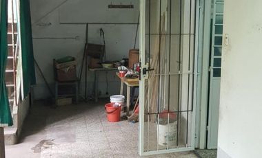 CASA EN LOTE PROPIO DE 10X34 mts, 3 AMBIENTES + CONSTRUCCIÓN AL FONDO PARA REFACCIONAR O RECICLAR