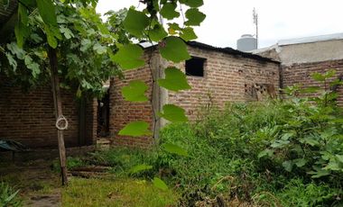 CASA EN LOTE PROPIO DE 10X34 mts, 3 AMBIENTES + CONSTRUCCIÓN AL FONDO PARA REFACCIONAR O RECICLAR