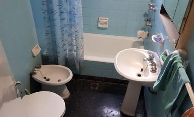 CASA EN LOTE PROPIO DE 10X34 mts, 3 AMBIENTES + CONSTRUCCIÓN AL FONDO PARA REFACCIONAR O RECICLAR