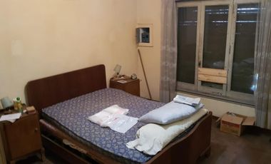 CASA EN LOTE PROPIO DE 10X34 mts, 3 AMBIENTES + CONSTRUCCIÓN AL FONDO PARA REFACCIONAR O RECICLAR