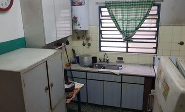CASA EN LOTE PROPIO DE 10X34 mts, 3 AMBIENTES + CONSTRUCCIÓN AL FONDO PARA REFACCIONAR O RECICLAR
