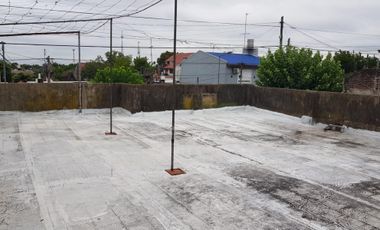 CASA EN LOTE PROPIO DE 10X34 mts, 3 AMBIENTES + CONSTRUCCIÓN AL FONDO PARA REFACCIONAR O RECICLAR