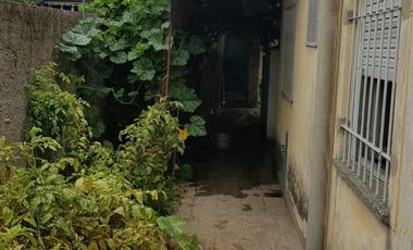 CASA EN LOTE PROPIO DE 10X34 mts, 3 AMBIENTES + CONSTRUCCIÓN AL FONDO PARA REFACCIONAR O RECICLAR