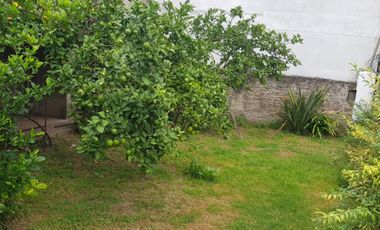 CASA EN LOTE PROPIO DE 10X34 mts, 3 AMBIENTES + CONSTRUCCIÓN AL FONDO PARA REFACCIONAR O RECICLAR