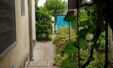 CASA EN LOTE PROPIO DE 10X34 mts, 3 AMBIENTES + CONSTRUCCIÓN AL FONDO PARA REFACCIONAR O RECICLAR