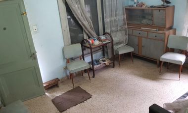 CASA EN LOTE PROPIO DE 10X34 mts, 3 AMBIENTES + CONSTRUCCIÓN AL FONDO PARA REFACCIONAR O RECICLAR