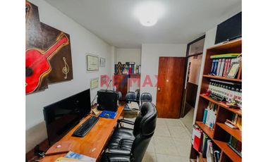 🏢✨ ¡Tu nuevo negocio te espera! ✨🏢

¿Buscas comodidad, seguridad y estilo en un solo lugar? Esta increíble casa en la V etapa de San Andrés está dis
