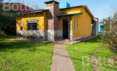 Venta de casa tipo quinta con pileta en amplio terreno en Trujui - Moreno