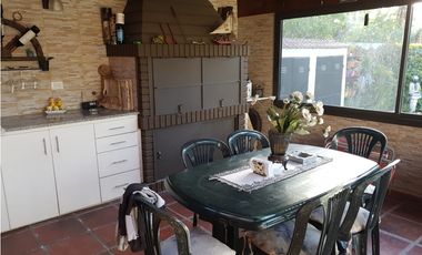 VENTA CHALET 4 AMB. CON PISCINA Y PLAYROOM-MAR DEL PLATA