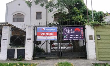 TRIPLEX 4 AMBIENTES, COCHERA, FONDO LIBRE