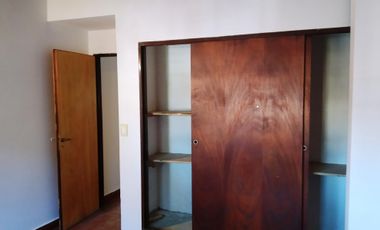 TRIPLEX 4 AMBIENTES, COCHERA, FONDO LIBRE