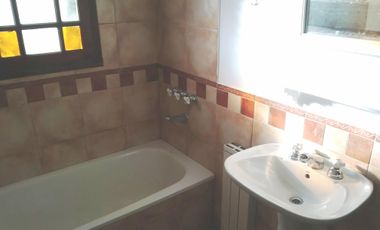 TRIPLEX 4 AMBIENTES, COCHERA, FONDO LIBRE