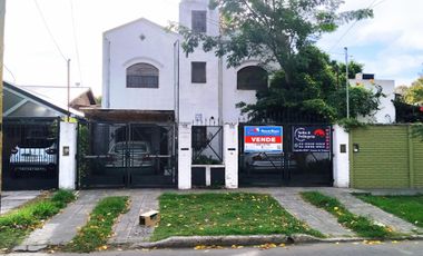 TRIPLEX 4 AMBIENTES, COCHERA, FONDO LIBRE