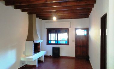 TRIPLEX 4 AMBIENTES, COCHERA, FONDO LIBRE