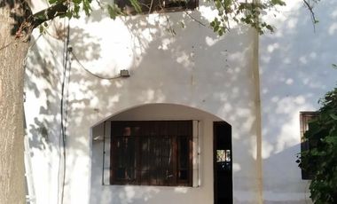 TRIPLEX 4 AMBIENTES, COCHERA, FONDO LIBRE