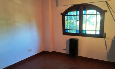 TRIPLEX 4 AMBIENTES, COCHERA, FONDO LIBRE