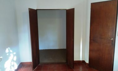 TRIPLEX 4 AMBIENTES, COCHERA, FONDO LIBRE