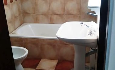 TRIPLEX 4 AMBIENTES, COCHERA, FONDO LIBRE