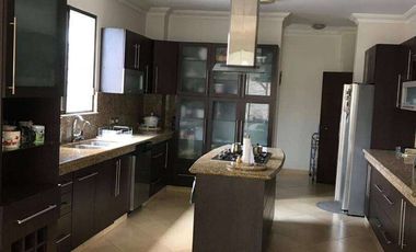 En venta, hermosa casa ubicada en la Urbanización Río Lindo del km 5 1/2 Vía Samborondón