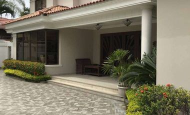 En venta, hermosa casa ubicada en la Urbanización Río Lindo del km 5 1/2 Vía Samborondón