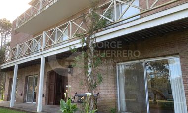 Casa en  CABURE E/LAUREL Y LAMBERTINA