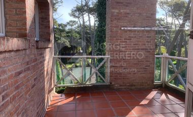 Casa en  CABURE E/LAUREL Y LAMBERTINA