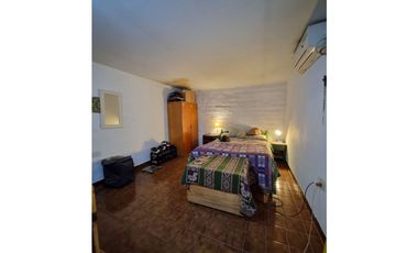 Casa con departamento sobre Av Las Heras, 400 m2, zona UNNE