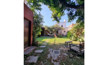 Casa con departamento sobre Av Las Heras, 400 m2, zona UNNE