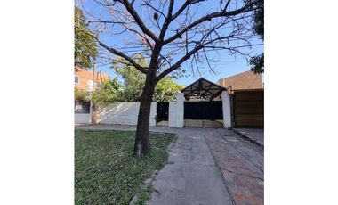 Casa con departamento sobre Av Las Heras, 400 m2, zona UNNE
