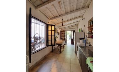 Casa con departamento sobre Av Las Heras, 400 m2, zona UNNE