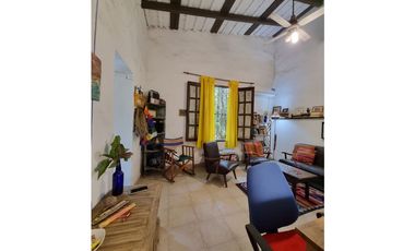 Casa con departamento sobre Av Las Heras, 400 m2, zona UNNE