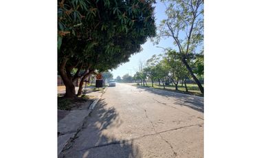 Casa con departamento sobre Av Las Heras, 400 m2, zona UNNE