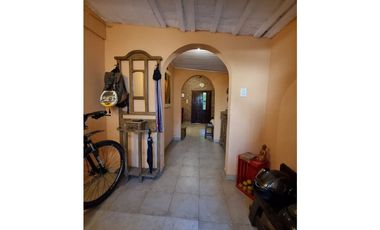 Casa con departamento sobre Av Las Heras, 400 m2, zona UNNE
