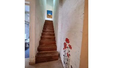 Casa con departamento sobre Av Las Heras, 400 m2, zona UNNE