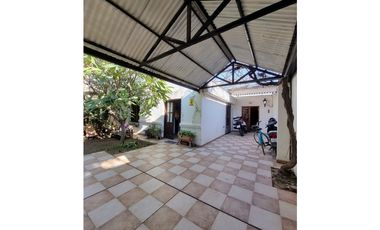 Casa con departamento sobre Av Las Heras, 400 m2, zona UNNE