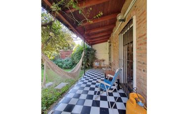 Casa con departamento sobre Av Las Heras, 400 m2, zona UNNE