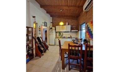 Casa con departamento sobre Av Las Heras, 400 m2, zona UNNE