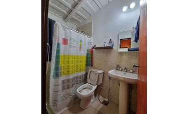 Casa con departamento sobre Av Las Heras, 400 m2, zona UNNE