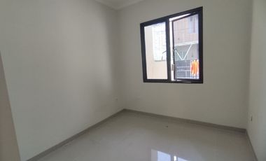 Rumah Meruya Ilir 3 Lantai, Jakbar, LT 100m2 LB 200m2