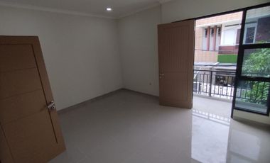 Rumah Meruya Ilir 3 Lantai, Jakbar, LT 100m2 LB 200m2