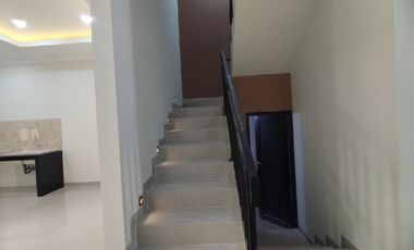 Rumah Meruya Ilir 3 Lantai, Jakbar, LT 100m2 LB 200m2
