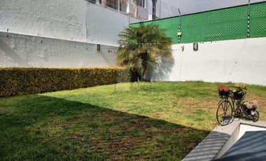 Casa en Venta con amplio jardín en Juriquilla a muy buen precio y buena ubicación con bonita vista.