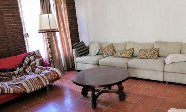 Casa Sola en Fraccionamiento en Cuernavaca  con alberca y jardín muy amplio