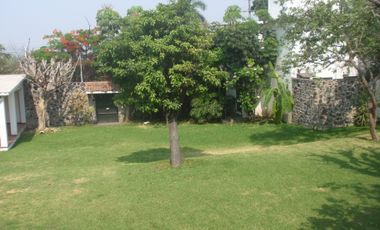 Casa Sola en Fraccionamiento en Cuernavaca  con alberca y jardín muy amplio