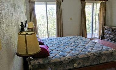 Casa Sola en Fraccionamiento en Cuernavaca  con alberca y jardín muy amplio
